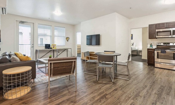 Chico Apartamento | Centrally Located 2BR Unit Near CSUC + Pool