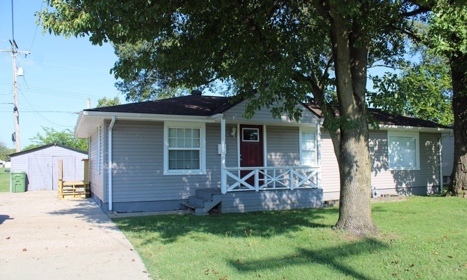 Owensboro Casa | Centrally located 3 bdrm 2 bath quaint house with a yard. Pet friendly.