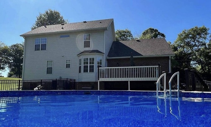 Gallatin Casa | Centrally located/30min from Nashville/Outdoor pool, game room and theater room.