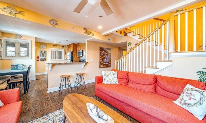 Gold Coast Condominio | CENTRALLY LOCATED, 4BR/3BA, SLP 10, HANDICAP ACCESSIBLE, STEPS TO BEACH