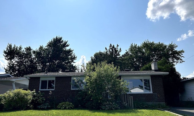 Downtown Gatineau Casa | Centrally located, 5BR Bungalow