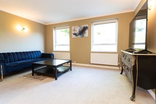 Harrow Road Casa | Centrally located 5BR Flat wParking, Maida Vale