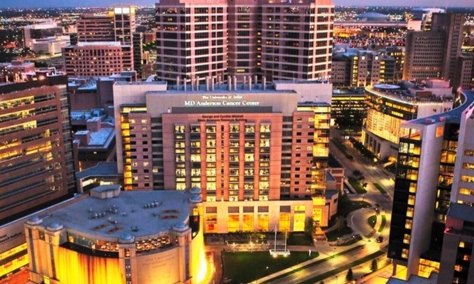 OST - South Union Casa | Centrally Located, Black & White Charmer Sleeps 10