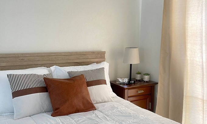 George Town Apartamento | Centrally located, cozy studio in residential neighborhood.