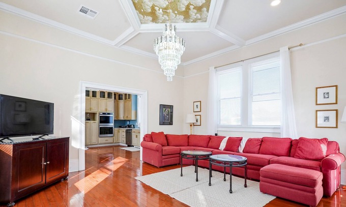 Milan Casa | Centrally located city escape with WiFi, full kitchen, central AC - snowbirds OK