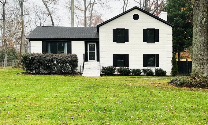 Charlotte Casa | Centrally located Charlotte home w/hot tub.