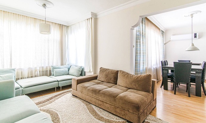 Mecidiyekoy Apartamento | Centrally Located, Chic Flat in Sisli