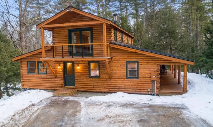 Newbury Casa | Centrally Located Custom Log House