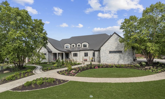 Neenah Casa | Centrally located Fox Valley estate in sought-after Neenah