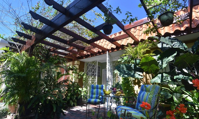 Molynes Gardens Apartamento | Centrally Located Guest Apartments III