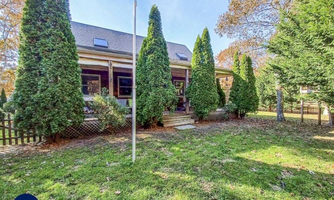 Lagoon Heights Casa | Centrally located home in private neighborhood of Oak Bluffs.