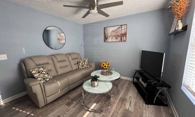 Shelbyville Apartamento | Centrally located in Shelbyville, just 1/4 mile from the Horse Show Grounds.
