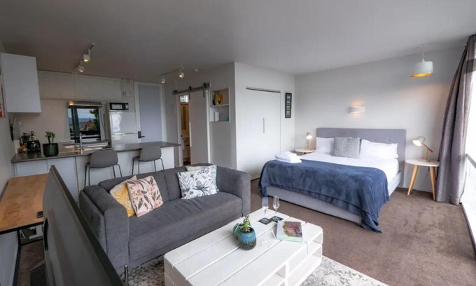 Mount Eden Apartamento | Centrally Located Light-filled Studio w Parking