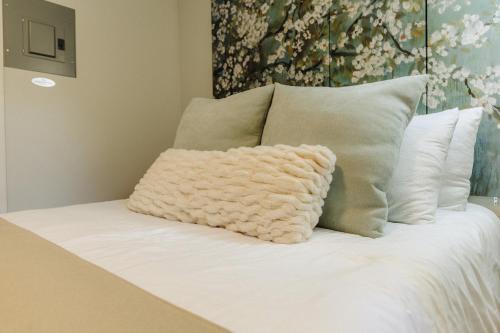 Memphis Casa | Centrally Located Memphis Tiny Home Queen Bed REAR