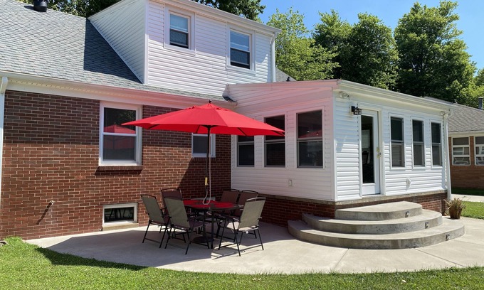 Owensboro Casa | Centrally Located Mid Century Traditional Home
