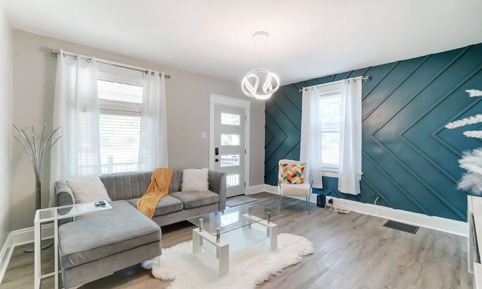 Roselawn Finance Casa | Centrally located Modern entertainment home for the whole family