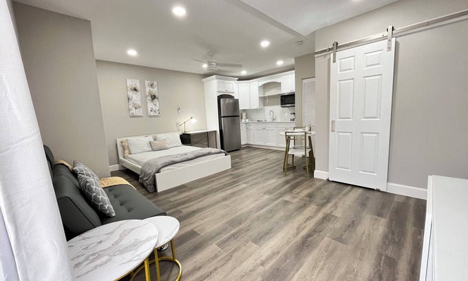 Town N County Park Apartamento | Centrally located modern studio W/D in fabulous Tampa close to TPA and highways