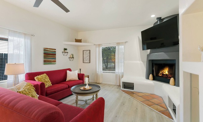 Blenman-Elm Casa | Centrally Located Modern 4-Bedroom House with Tons of Amenities