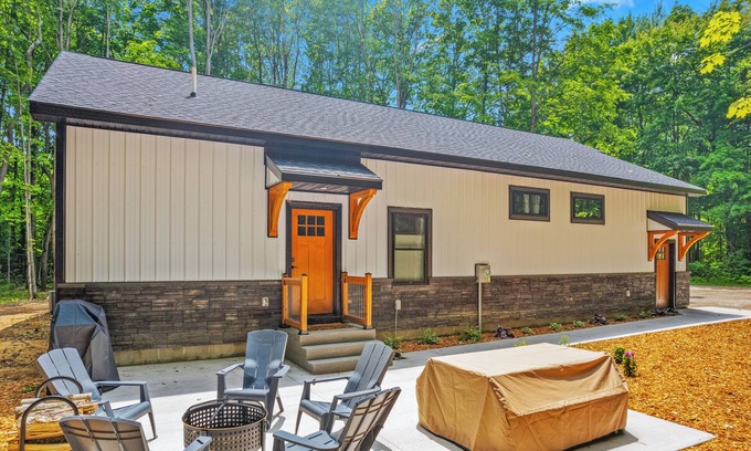 Elmira Casa | Centrally located newly built barndo, AC & WIFI