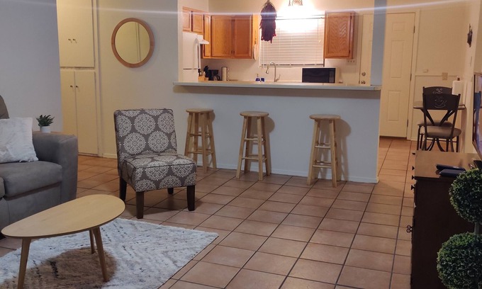 Albuquerque Casa | Centrally located, roomy house with large front & backyard near park