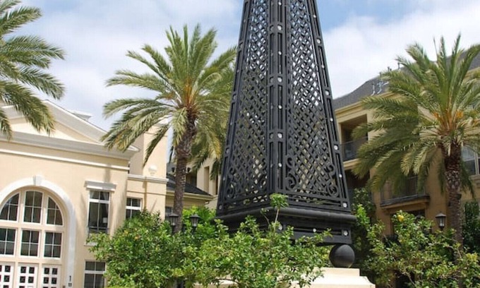 Airport Area Condominio | Centrally Located Resort-Style Living with Office
