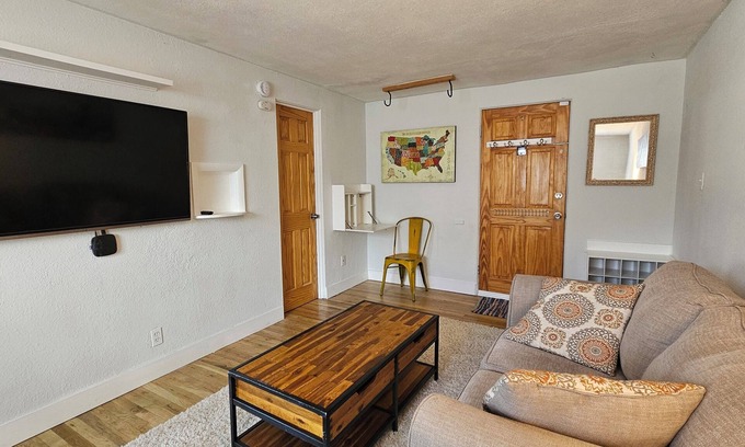 Highland Apartamento | Centrally Located Top-Floor Studio Apartment