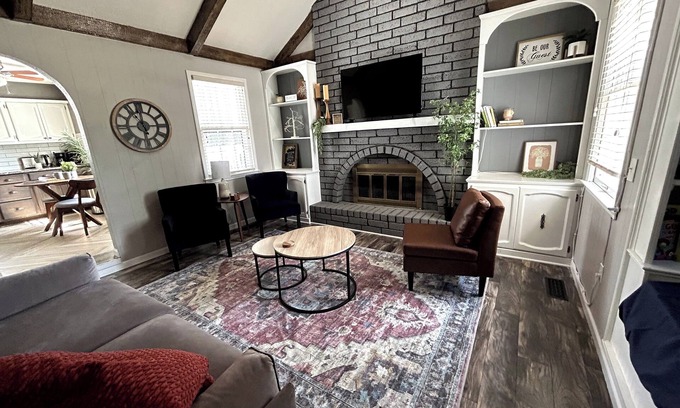 Grandview Casa | Centrally Located Update3Kingw/dedicate office+Apt