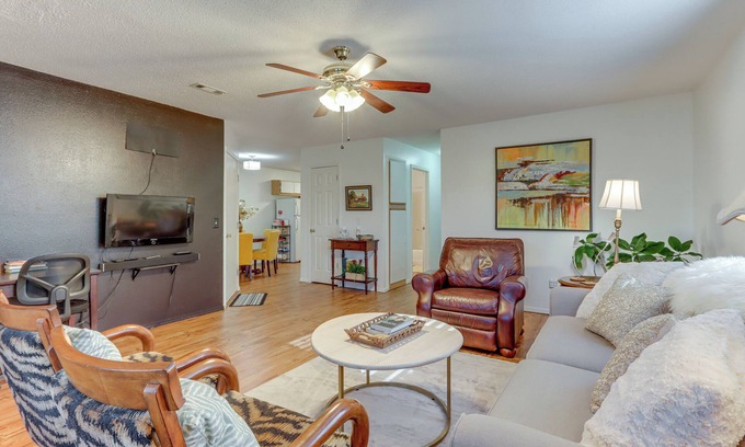 Johnson Casa | Centrally located in NWA; Walk to Wrights BBQ!