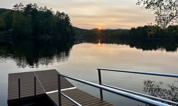 Lake Luzerne-Hadley Cabaña | Centrally located, modern riverfront cottage