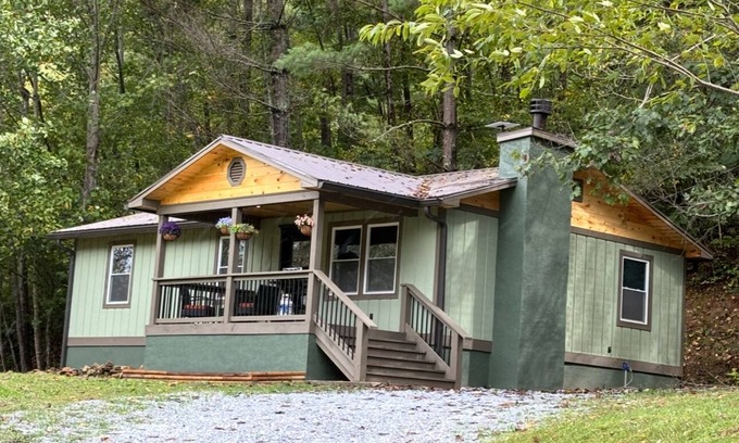 Almond Cabina | Centrally located for all attractions of Western North Carolina