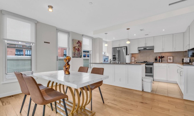 Penn Quarter Apartamento | Centrally located Furnished Apt in Penn Quarter by RedAwning