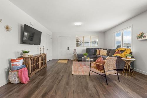 Pincher Creek Casa | Centre Peak View I Sleep 8 I 50 TV I Full Kitchen