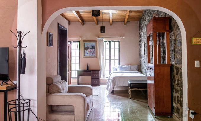 Colonia San Antonio Casa | Centro 4Bed Home on Stirling Dickinson