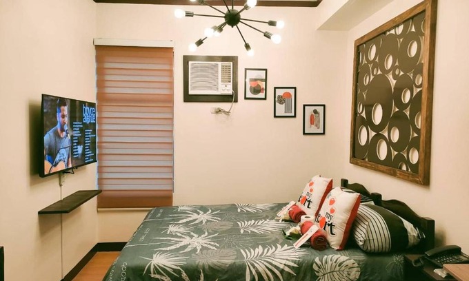 Muntinlupa Apartamento | Centropolis Queen Bed Suite- Modern Posh Style
