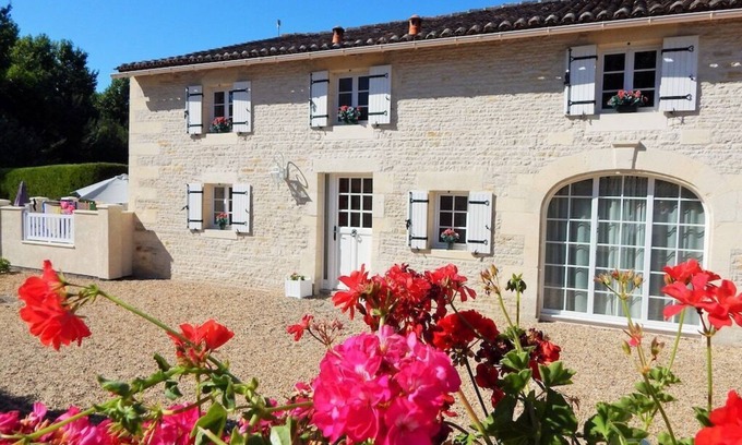 Migron Casa | Cerisier - sleeps 5 - Pool, Summer House, Games Barn playhouse - classified 4*