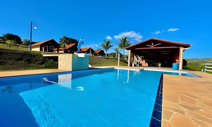 Atibaia Chalet De Esquí | Chácara com 4 Chalés, grande piscina e muito verde