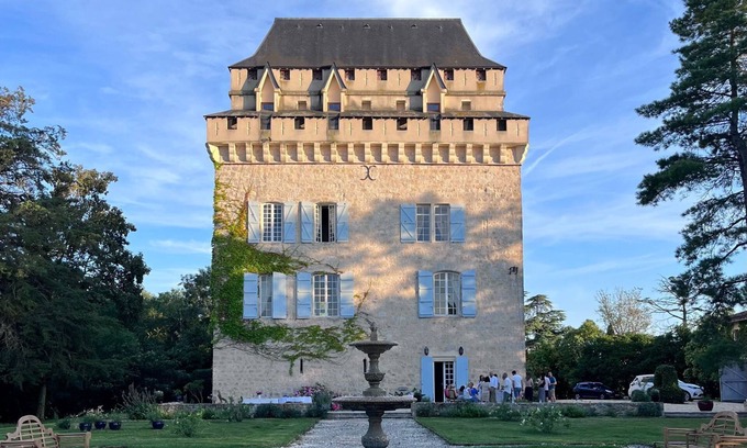 Gazaupouy Casa | Château Déhès, Tour Médiévale du Xiv° Siècle: Chambre, Salle de Bain au 2°étage