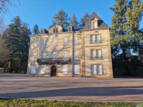 Malemort-sur-Correze Apartamento | Château de Sérignac