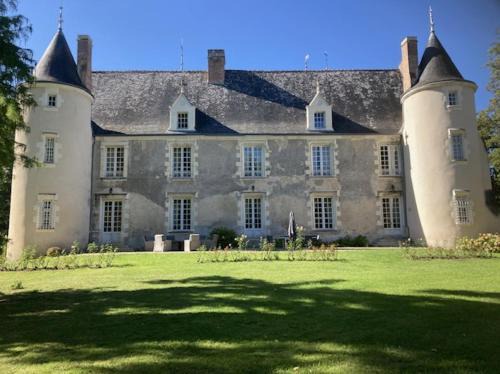 Artannes-sur-Indre Casa | Château des Archevêques avec parc dans un village