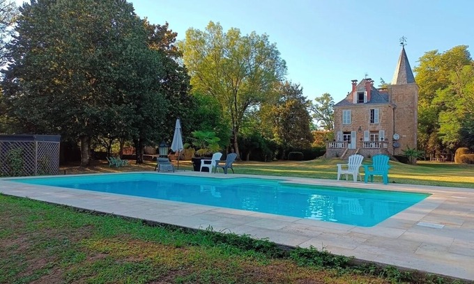 Sarrazac Otro | Château le Granger Avec ses Tourelles Pointues Dans la Vallée de la Dordogne