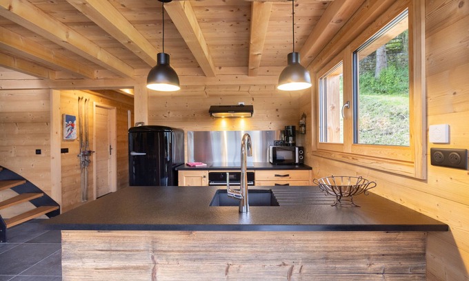 Le Petit-Bornand-les-Glieres Chalet De Esquí | Chalet 'Du Rocher' with Mountain View, Private Terrace and Wi-Fi