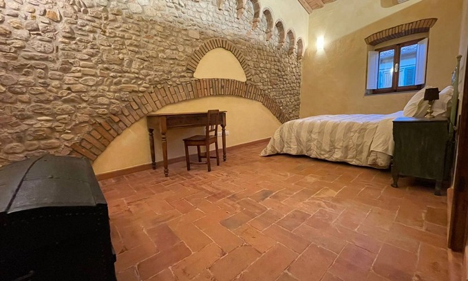 San Casciano in Val di Pesa Apartamento | Characteristic apartment in historic 1300s tower