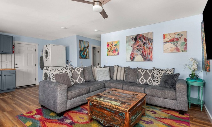 Hadley - Washington Condominio | CH714 ~ New Listing ~ Clean, No Frills, Efficiency ~ Comfortable and Near Downtown ~ Free Parking