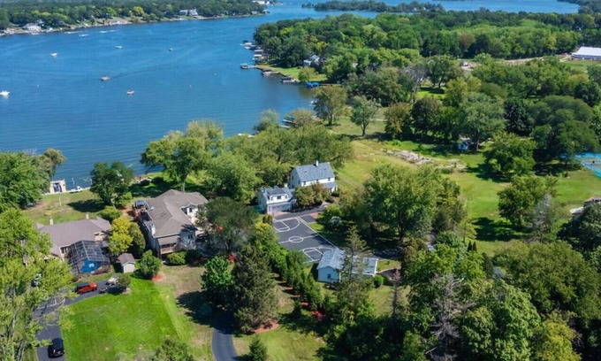 McHenry Casa | Chain O'Lakes Group Getaway-The Johnsburg Estate