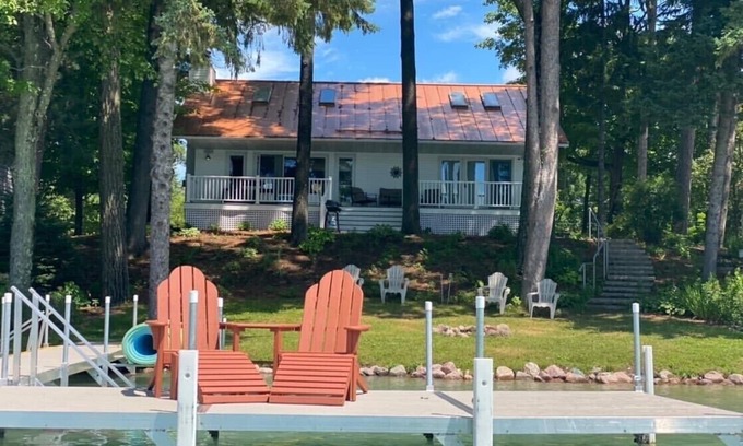 Waupaca Casa | Chain O' Lakes Pleasant Heaven - Sleeps 10