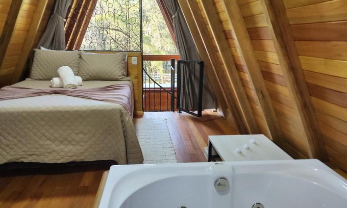 Canela Chalet De Esquí | Chalé Magia das Hortênsias, relaxe na hidromassagem!