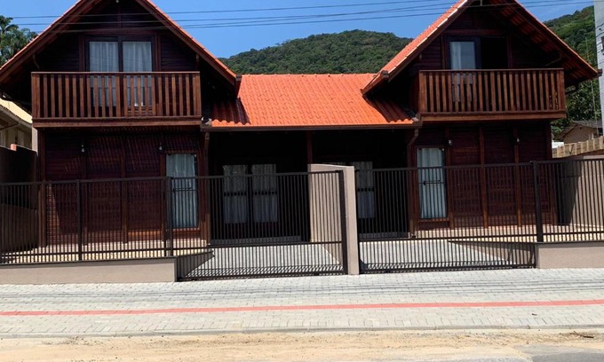 Praia da Armacao do Itapocoroi Chalet De Esquí | Chalés Vô João