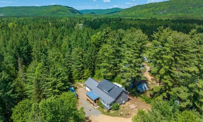 Matawinie Regional County Municipality Apartamento | Chalet Synergie|Hot Tub | River & Kayaks |Sleeps 8