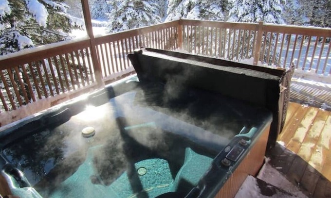 Saint-Luc-de-Bellechasse Chalet De Esquí | Chalet au TOIT VERT/Private spa 4p