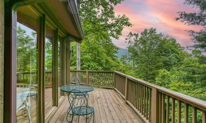Big Canoe Chalet De Esquí | Chalet 141 - Peaceful wooded views, cozy interiors, plus wifi!